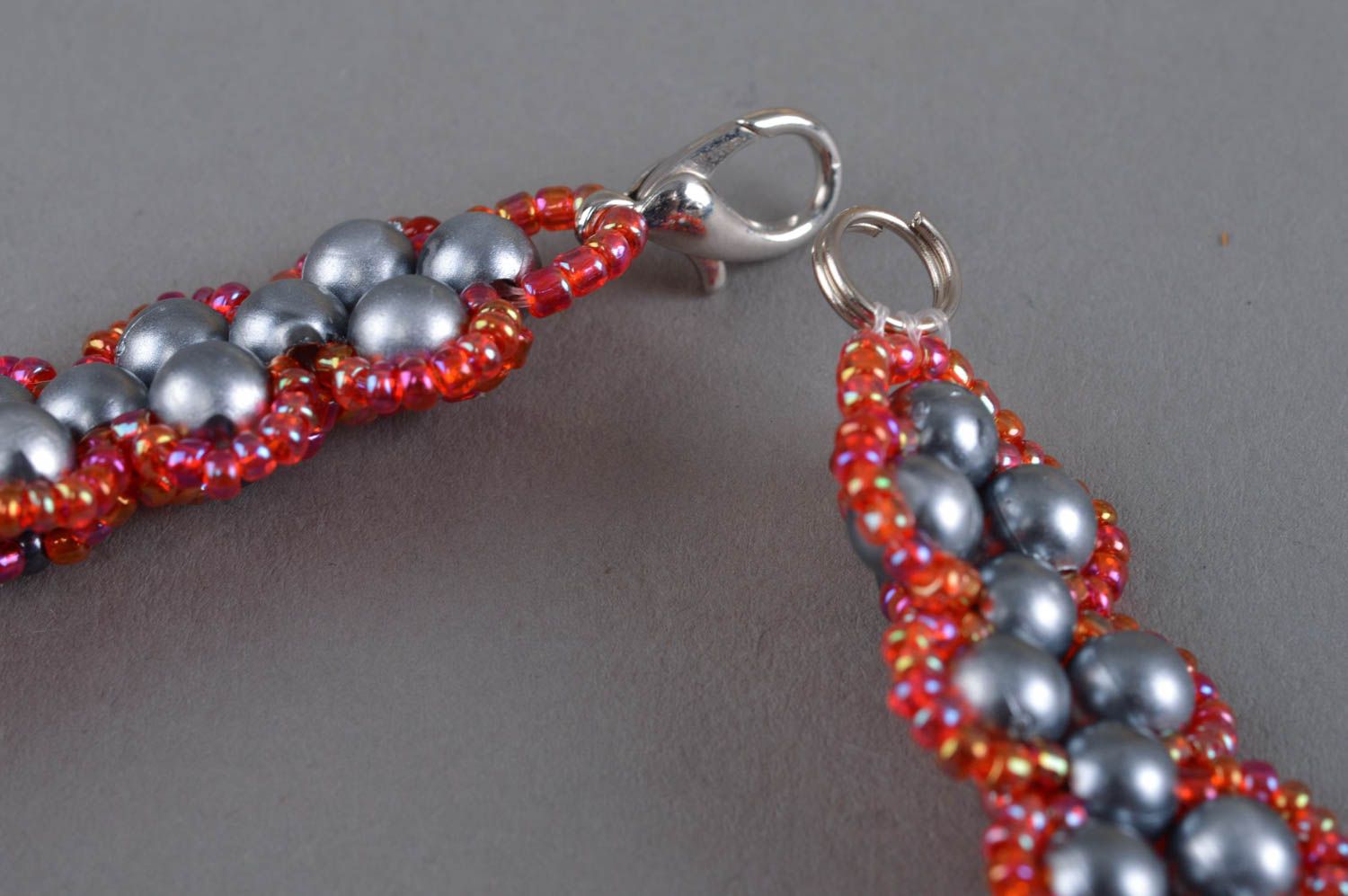 Collier en perles de fantaisie et perles de rocaille gris-rouge fait main photo 3