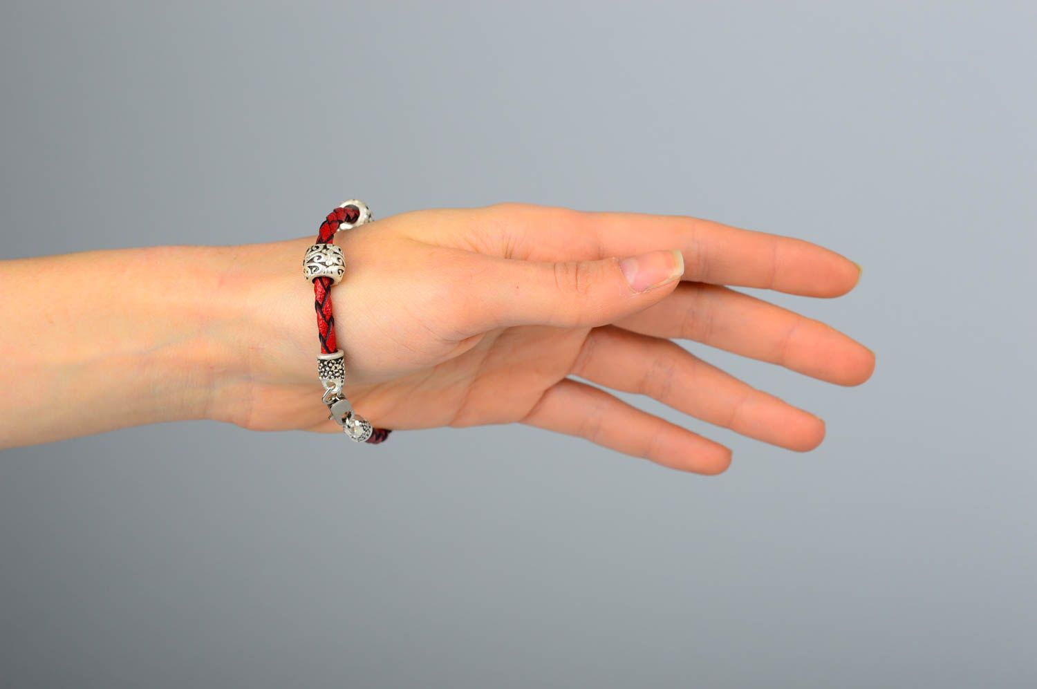 Красный кожаный браслет ручной работы украшение из кожи металла браслет на руку фото 2