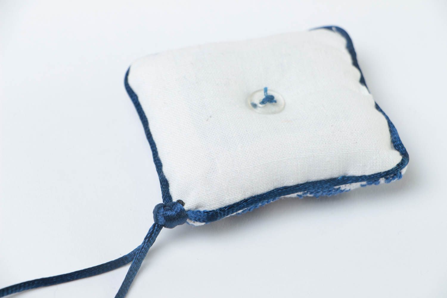 Almohadilla para agujas artesanal original de tela bordada con ojete azul   foto 4