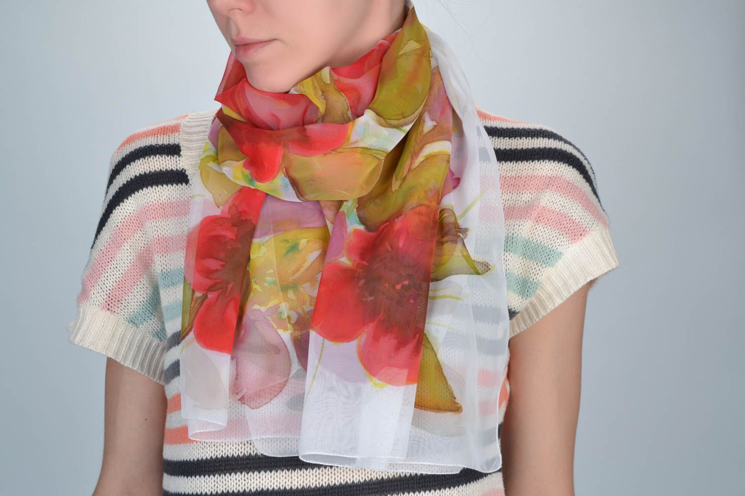 Легкий шифоновый шарф с цветами расписанный батиком аксессуар ручной работы   фото 1