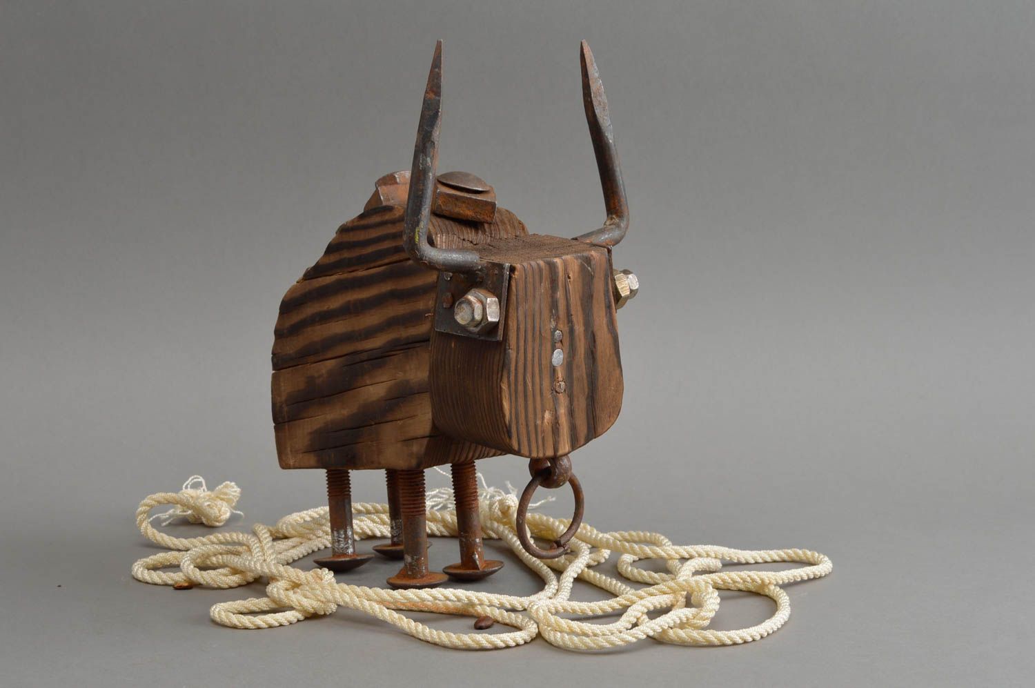 Kleine originelle Deko Statuette aus Holz und Metall künstlerische Handarbeit foto 1