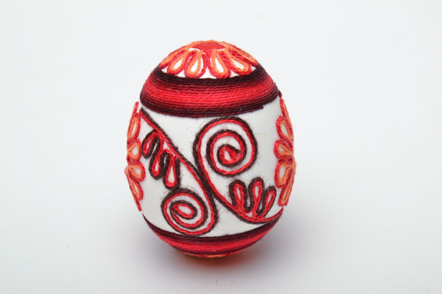 Bel oeuf de Pâques fait main original décoré de fils en soie avec ornement photo 3