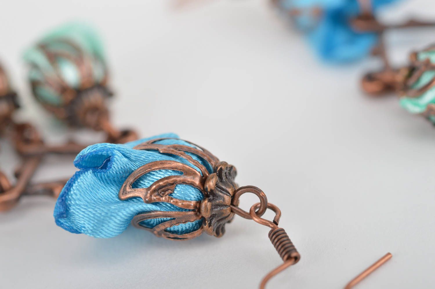 Handmade Blumen Ohrringe Damen Schmuck Accessoire für Frauen blau aus Atlas foto 4