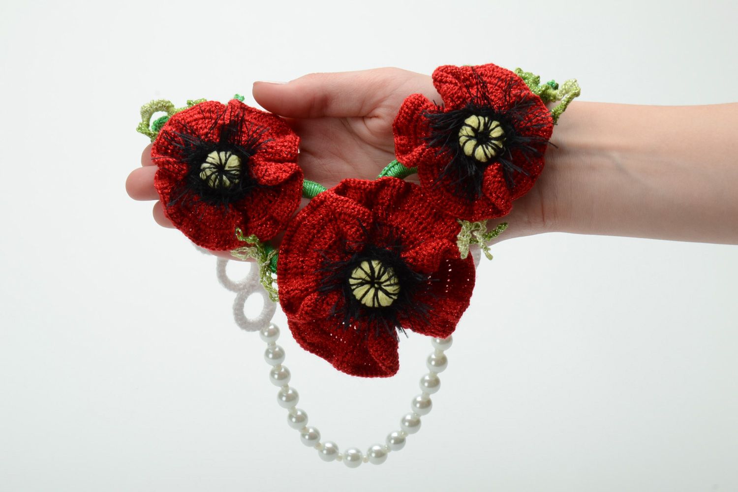 Collar tejido de acrílicos y algodón con flores de amapola foto 5