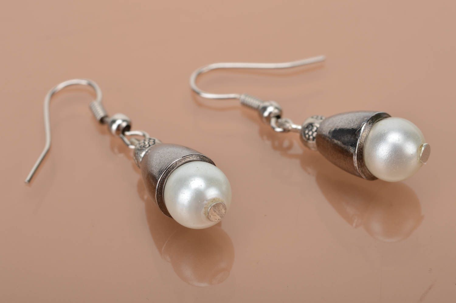 Boucles d'oreilles en métal faites main avec perles d'imitation originales photo 2