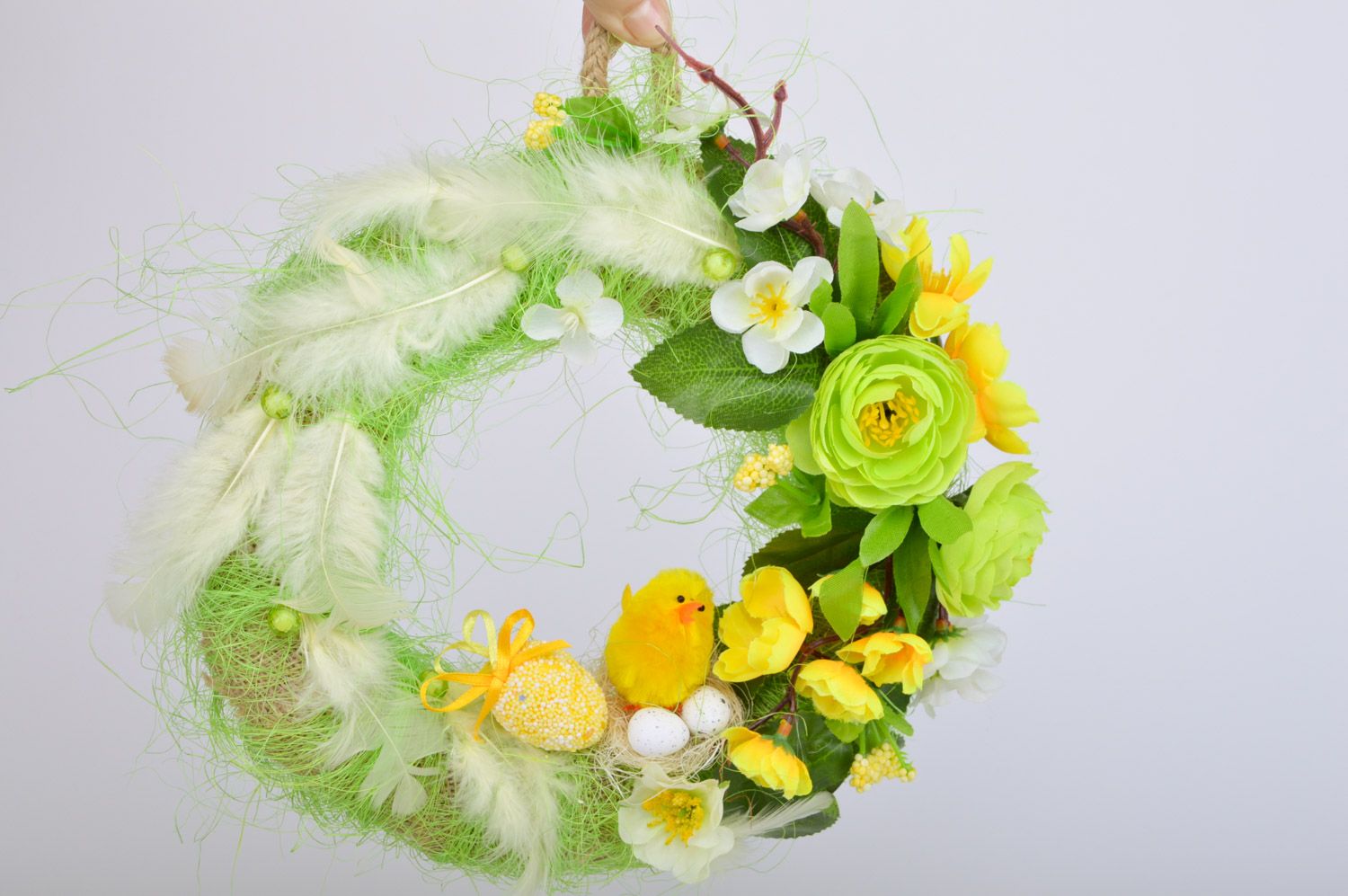 Corona para puerta de Pascua artesanal de harpillera con plumas verdes  foto 3