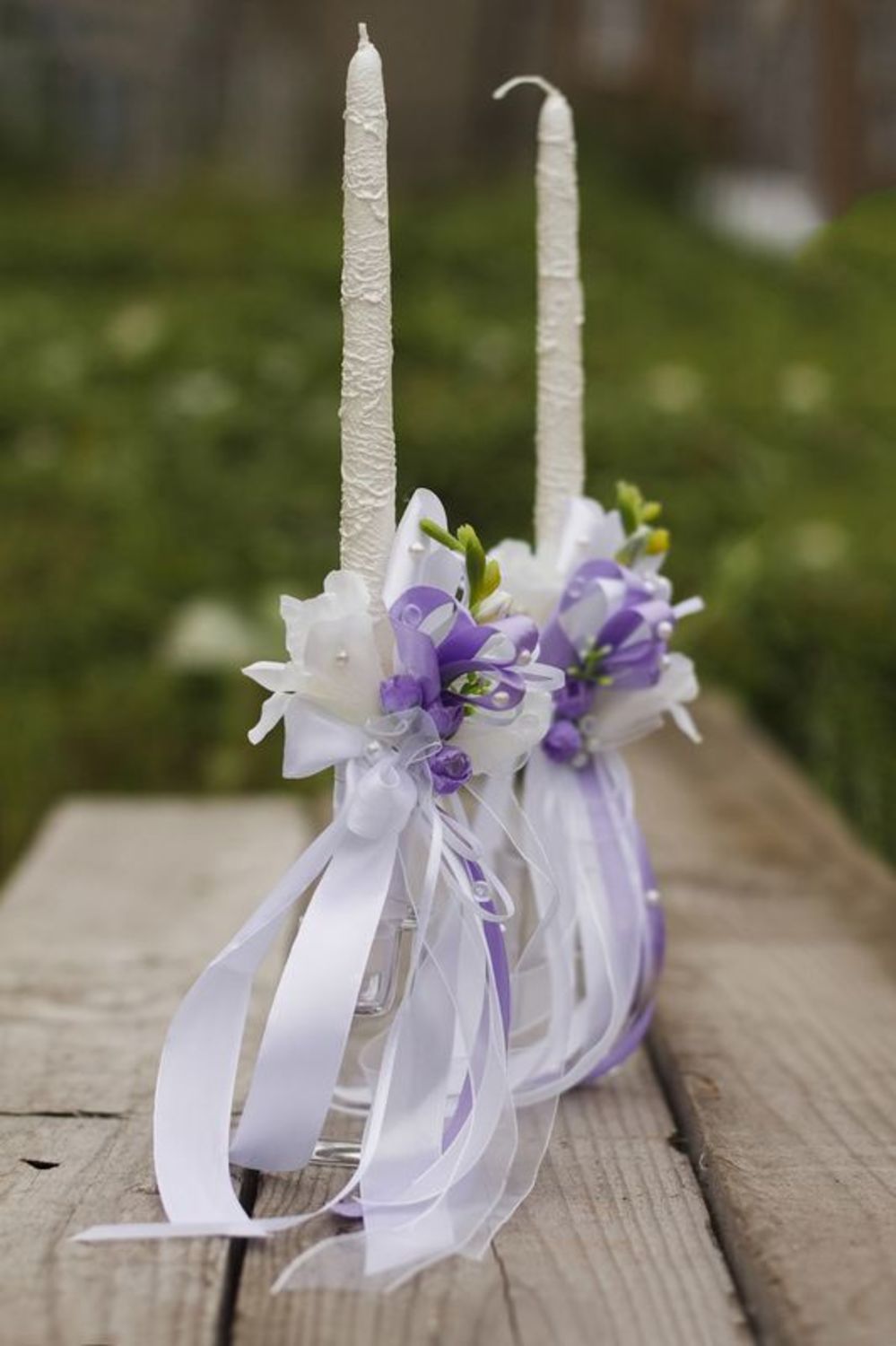 Vela de boda con flores de color lila foto 1