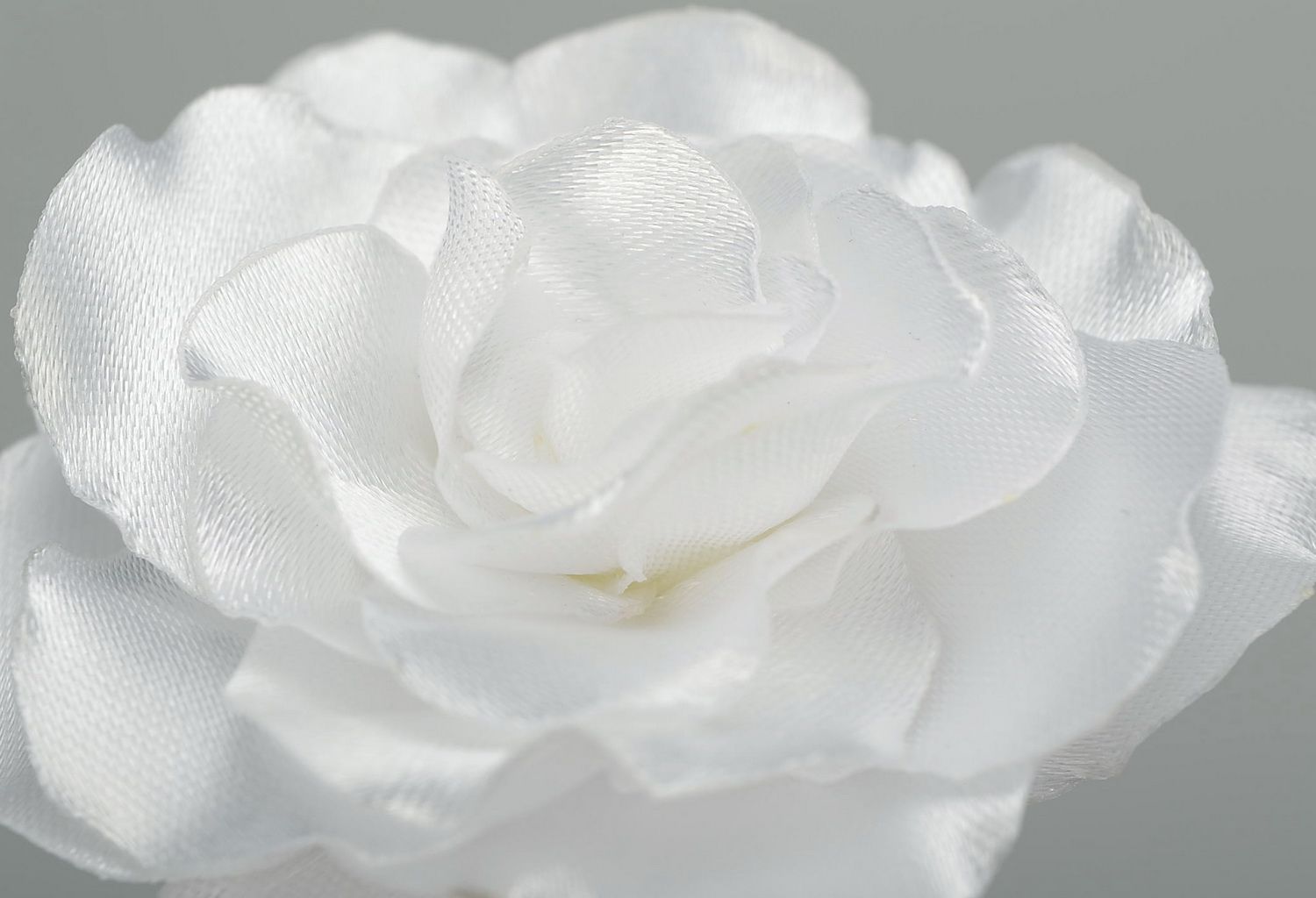Elástico de cabelo com uma flor de cetim Rosa branca foto 4