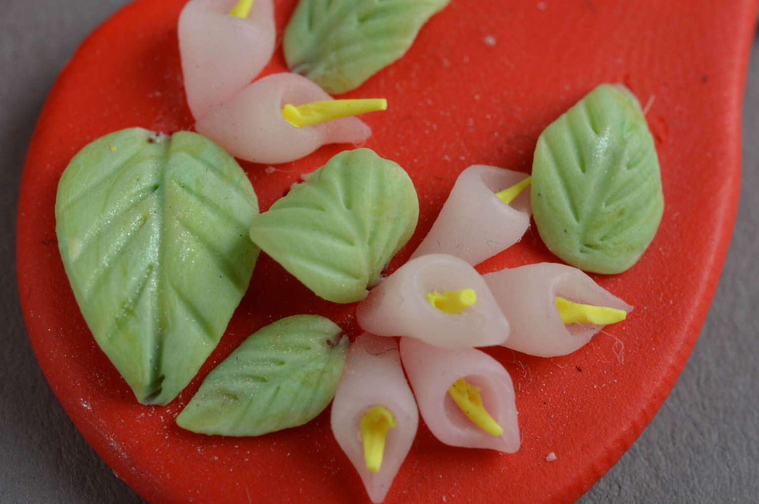 Boucles d'oreilles gouttes rouges avec fleurs en pâte polymère faites main photo 5