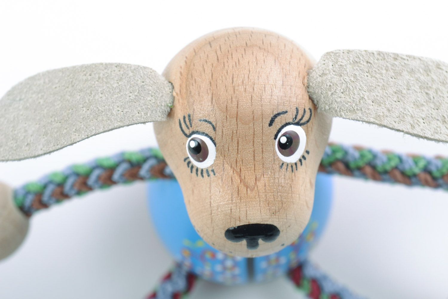Juguete de madera hecho a mano pintado  perro en camisa bordada infantil foto 3