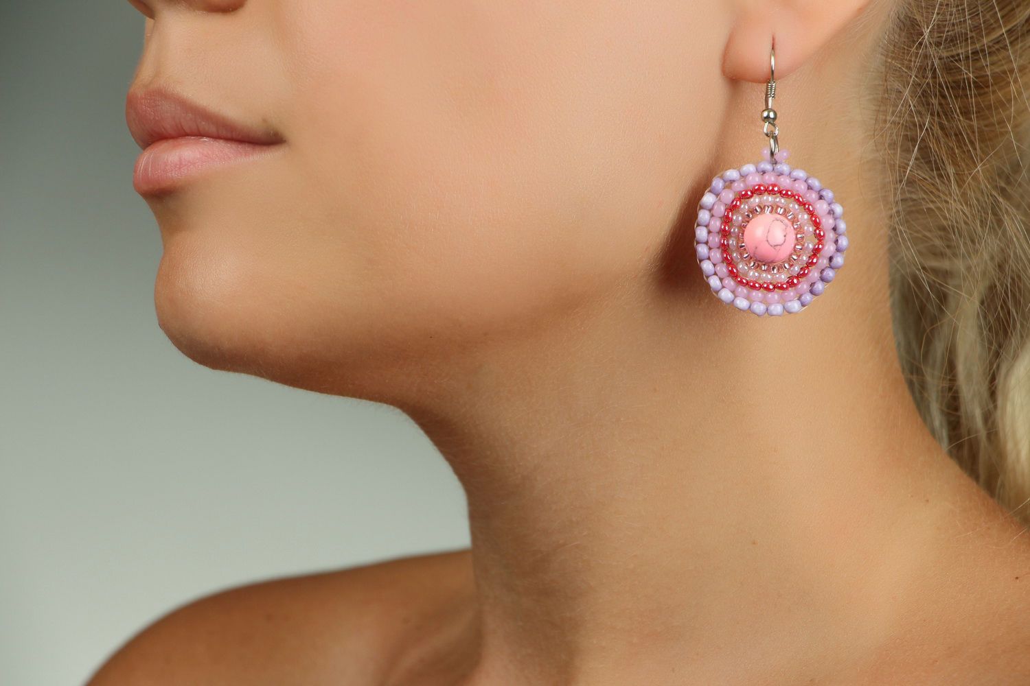 Handgemachte runde Ohrringe mit Glasperlen und Korallen foto 4