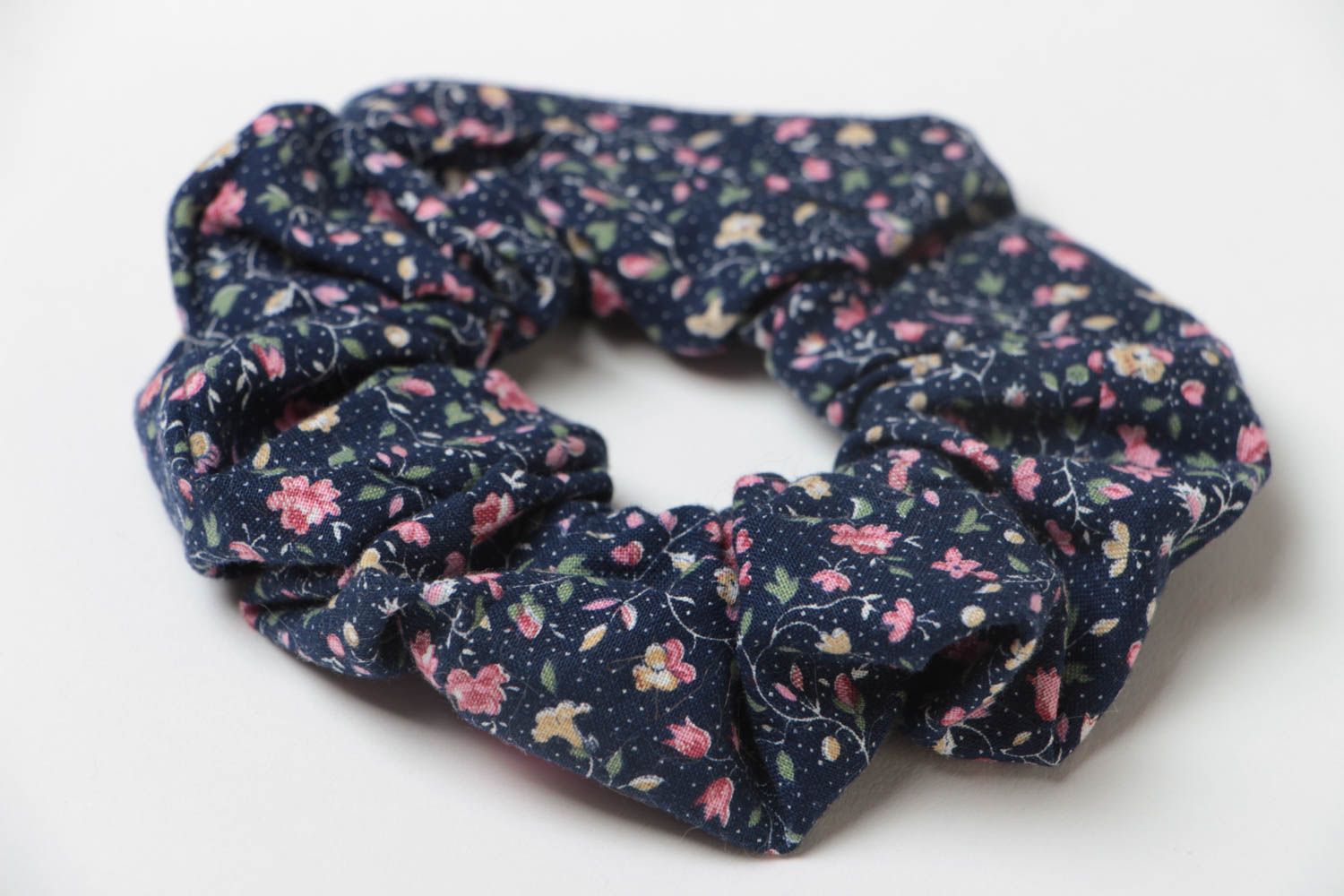 Élastique à cheveux simple bleu foncé à motif floral fait main en coton photo 3