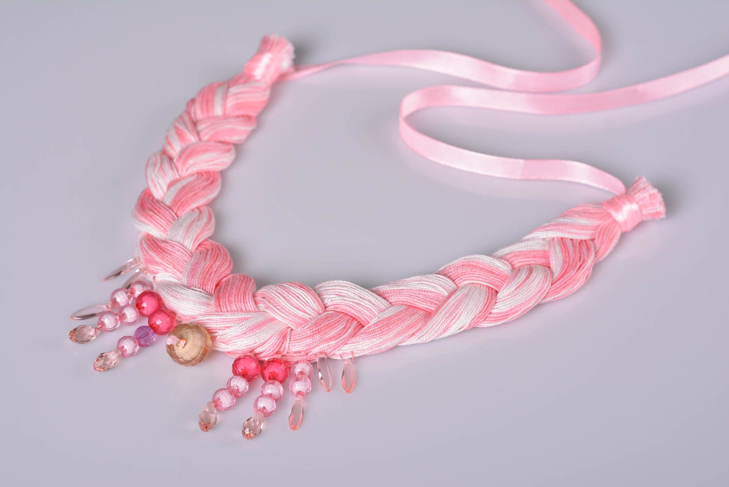 Collier tresse rose Bijou fait main en fils acryliques design Cadeau femme photo 3
