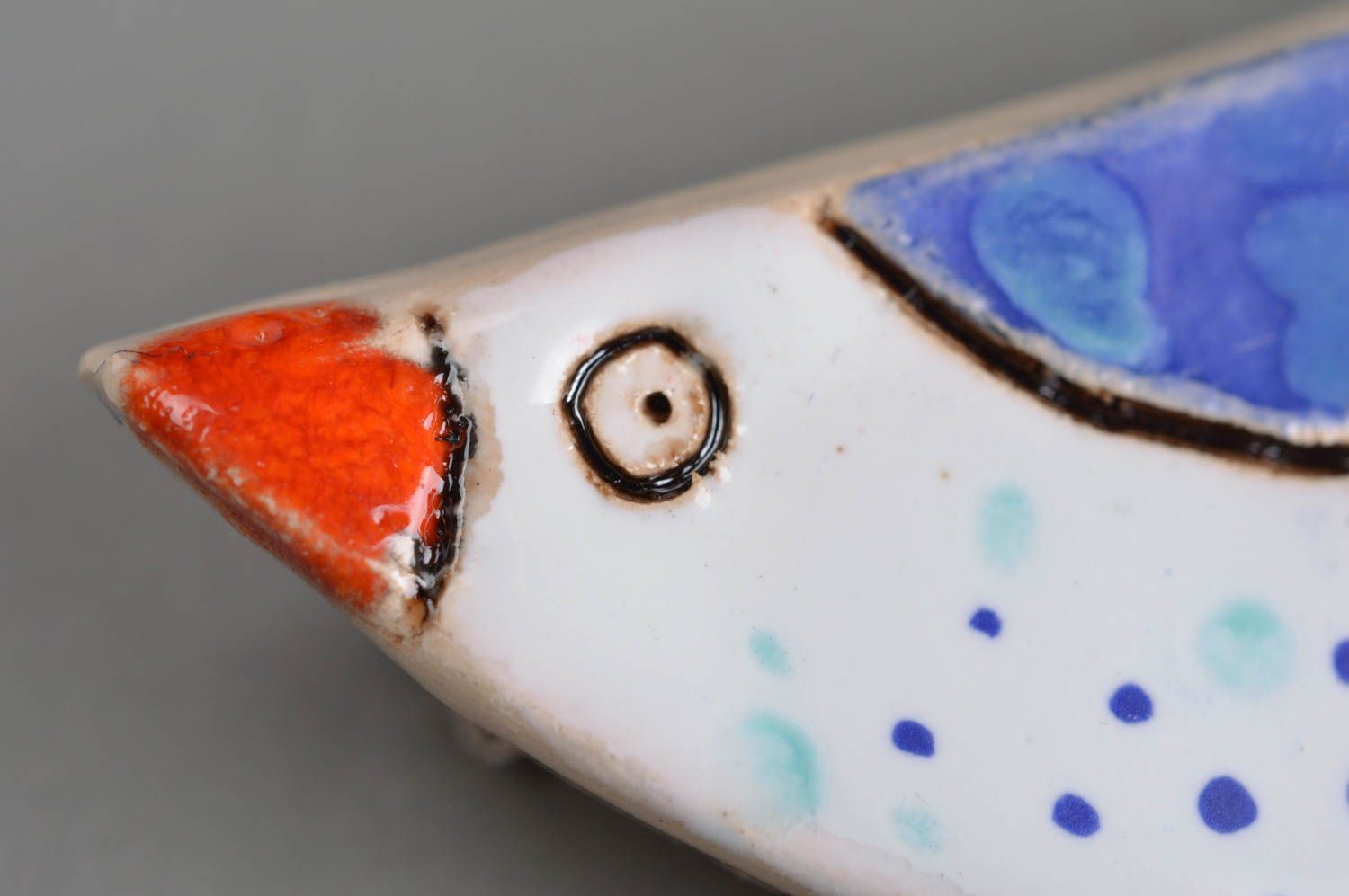 Смешная авторская глиняная брошка в виде птички аксессуар ручной работы  фото 2