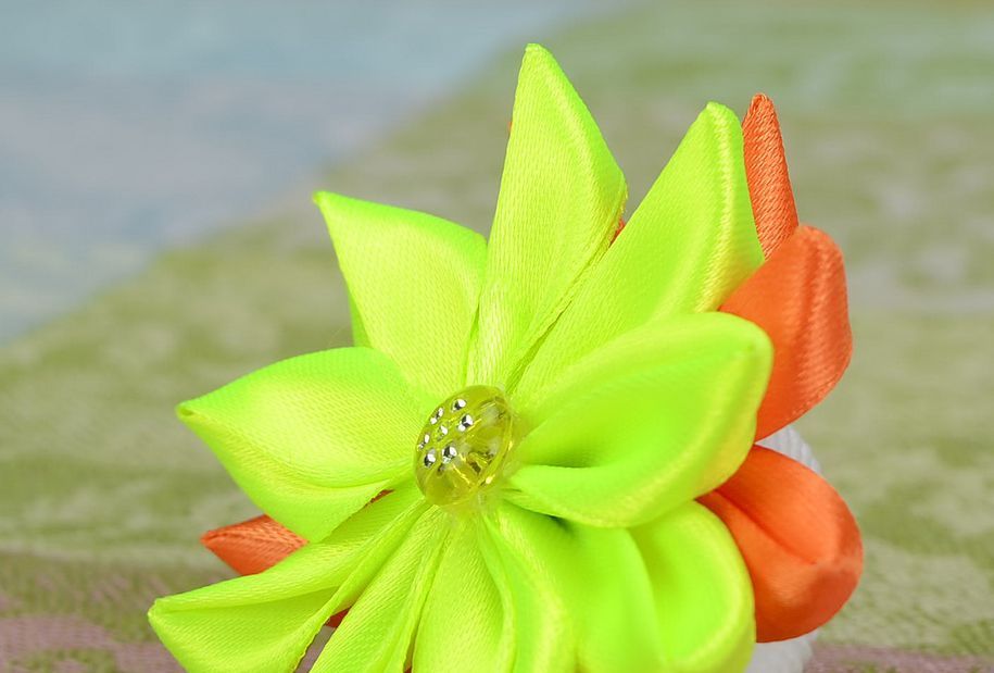 Bunter Haargummi mit Blume foto 5