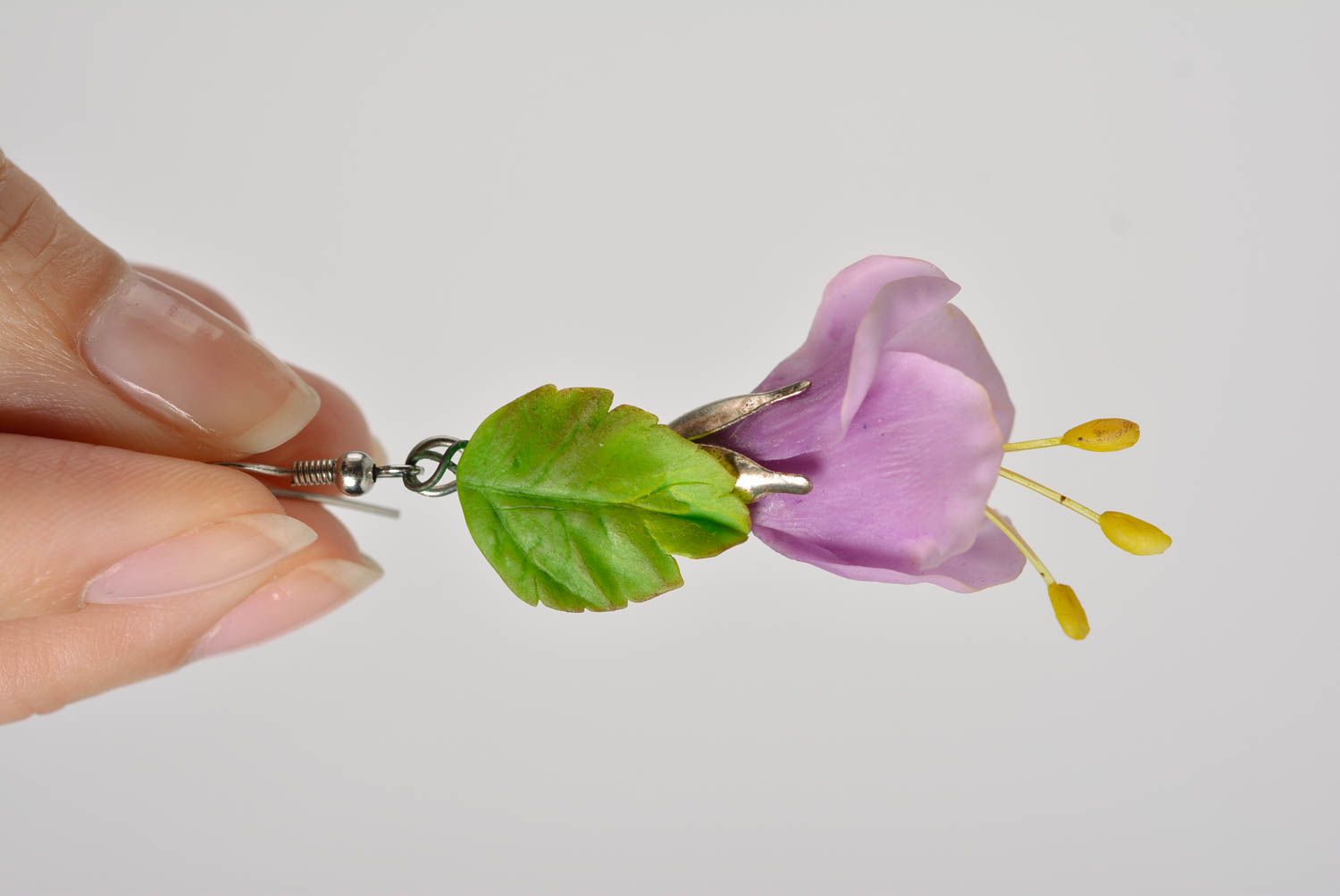 Boucles d'oreilles fleurs couleur lilas en pâte polymère faites main accessoire photo 5