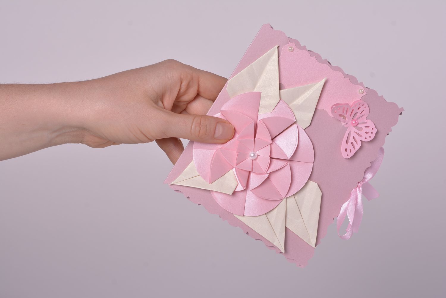 Carte de voeux fait main en carton de design rose avec papillon Cadeau original photo 4