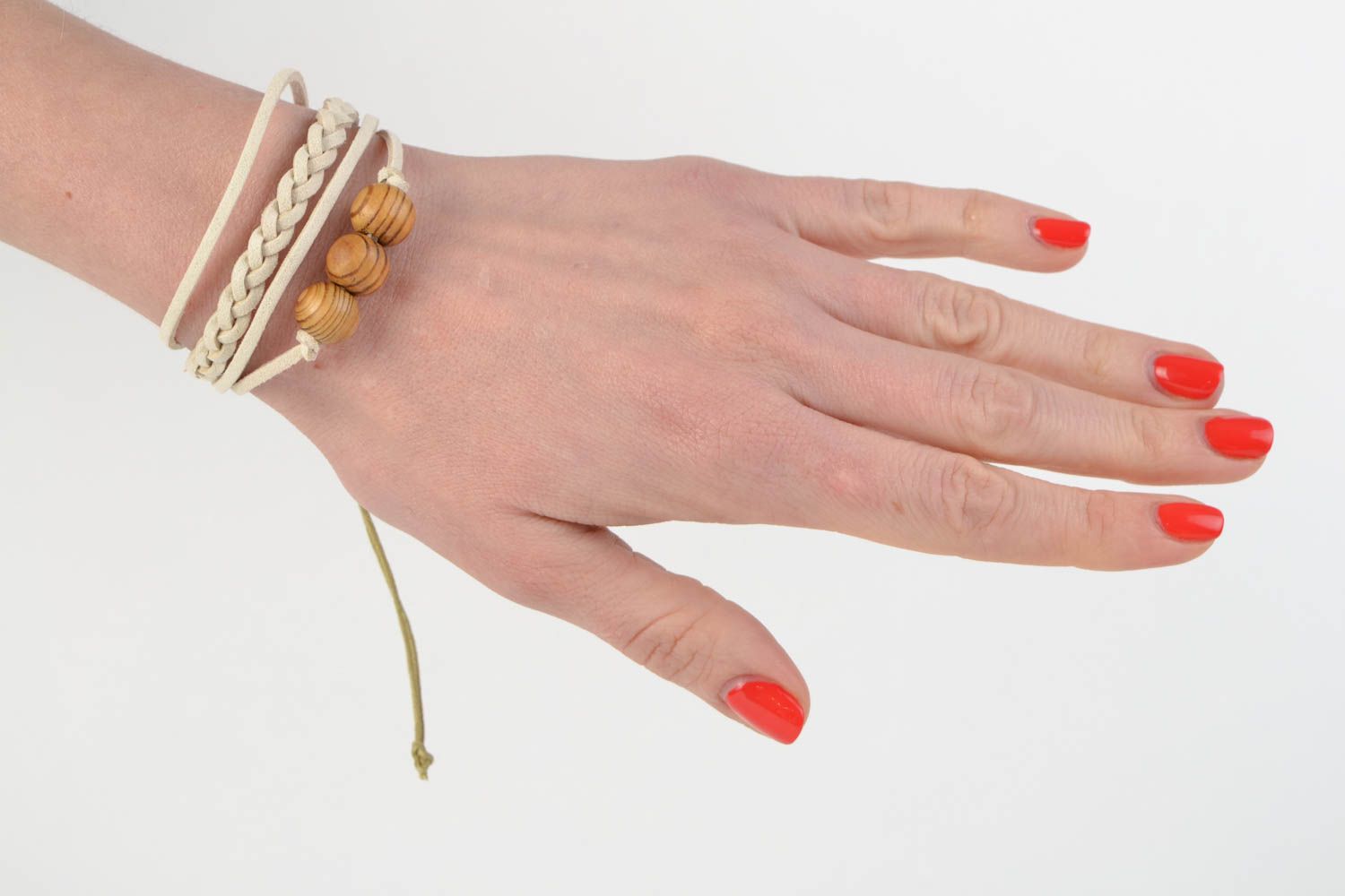 Bracelet fait main en lacets de daim avec perles en bois beige clair pour femme photo 2