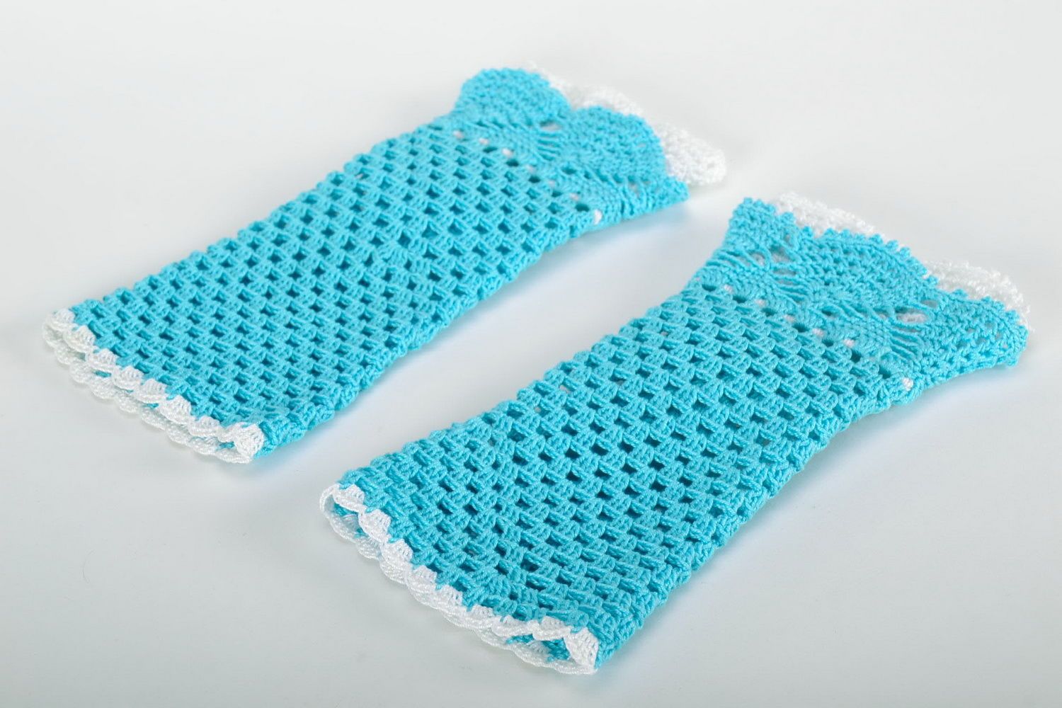 Mitaines tricotées au crochet bleu clair photo 4