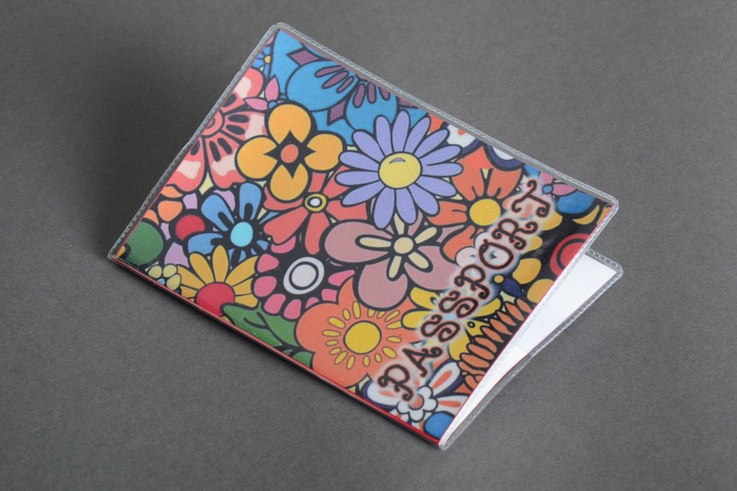 Яркая пестрая пластиковая обложка на паспорт с цветочным принтом ручной работы фото 2