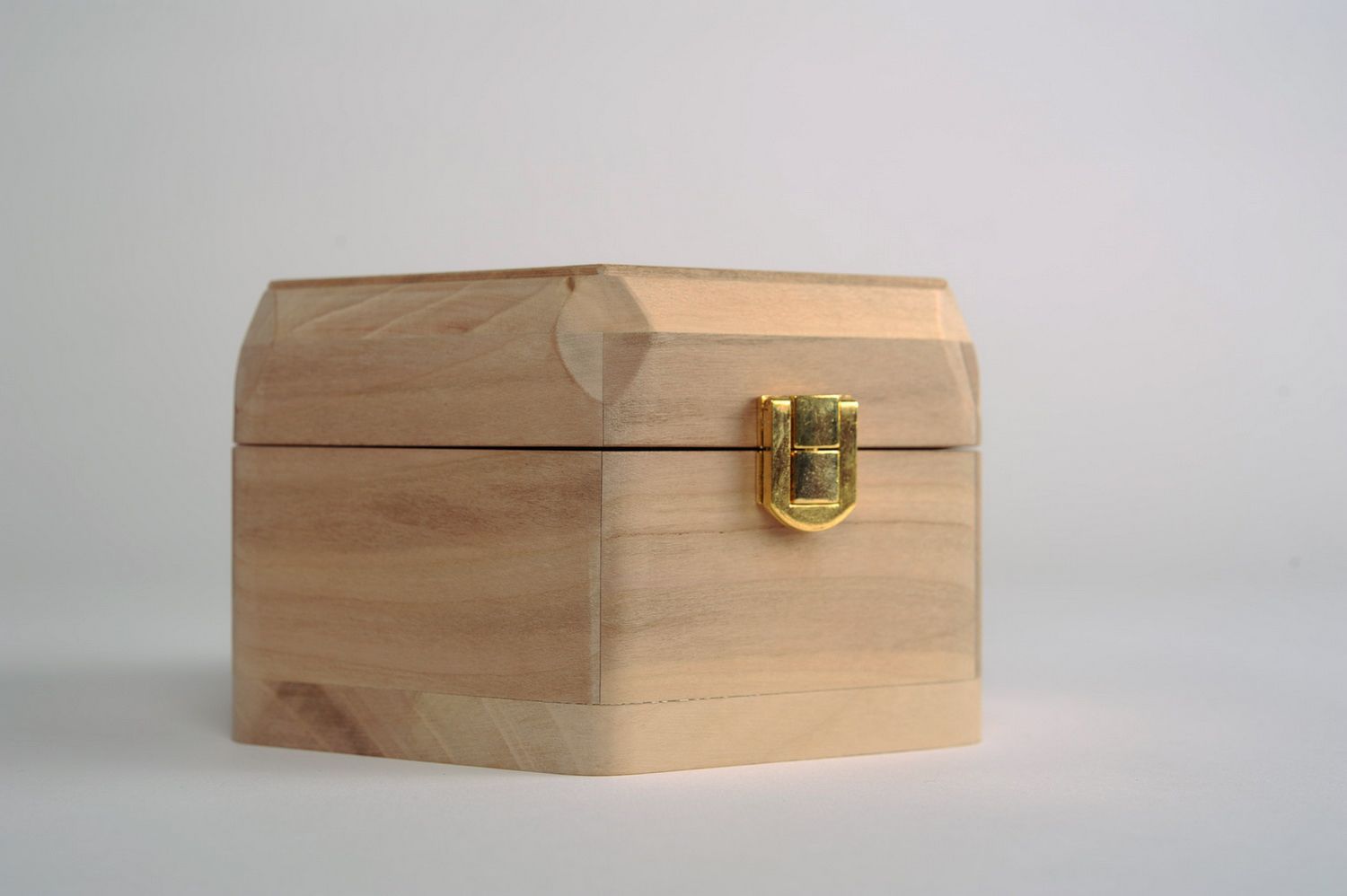 Caja de madera en blanco foto 2