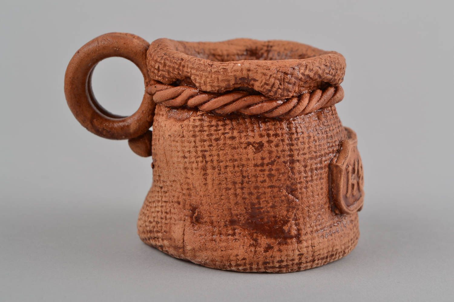 Taza de cerámica para café artesanal original decorada de arcilla marrón  foto 4