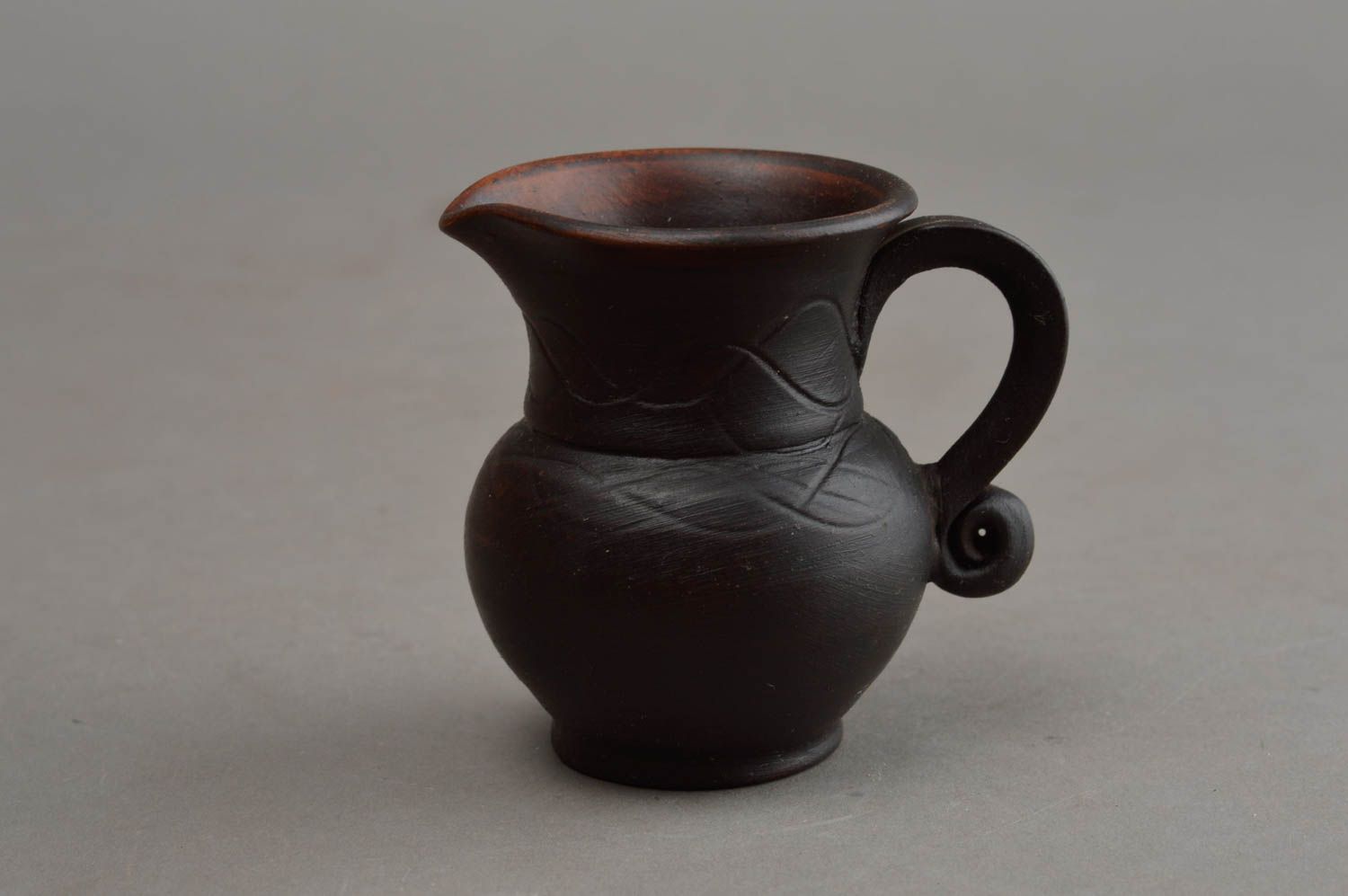 Темная глиняная ваза ручной работы в виде кувшина с широким горлышком маленькая фото 2