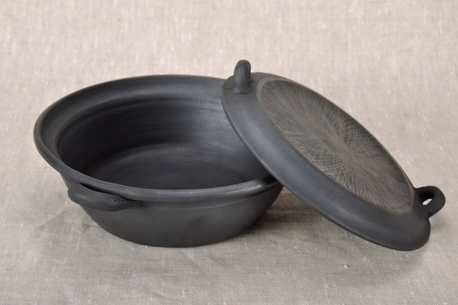 Pot en céramique noire enfumée avec couvercle photo 3