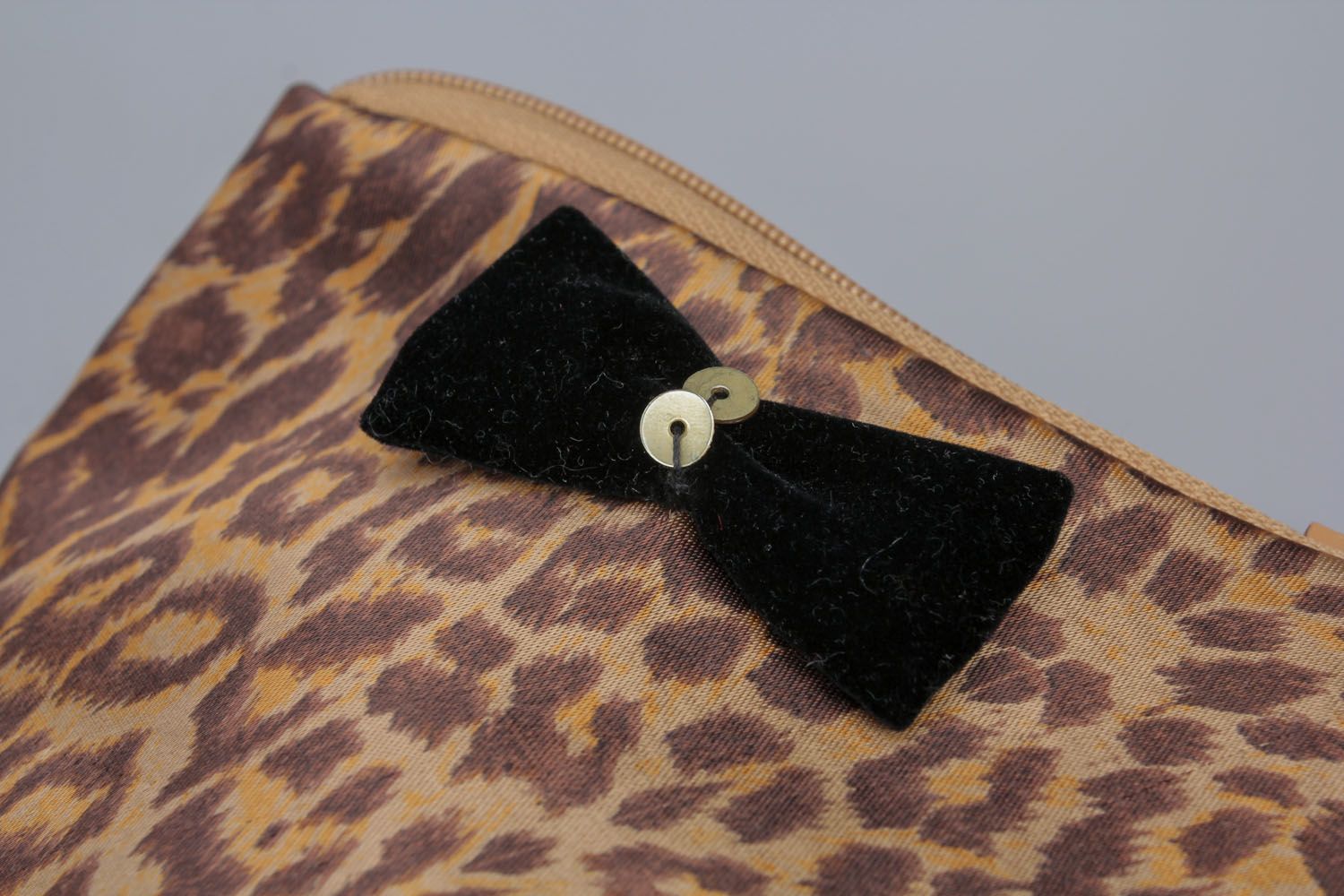 Porta-cosméticos em cor do leopardo com fecho  foto 4
