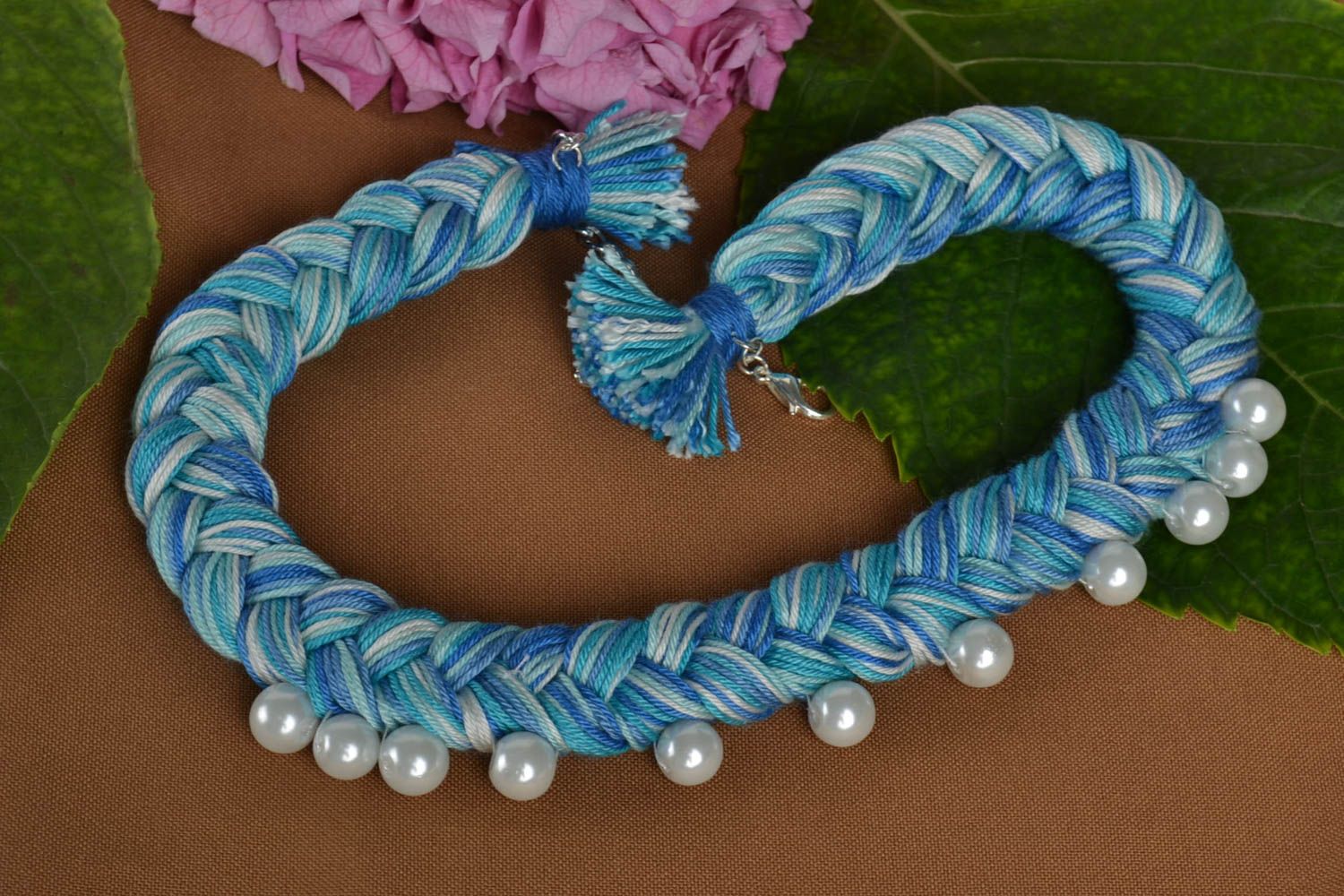 Collier perles blanches Bijou fait main Accessoire femme bleu original design photo 1