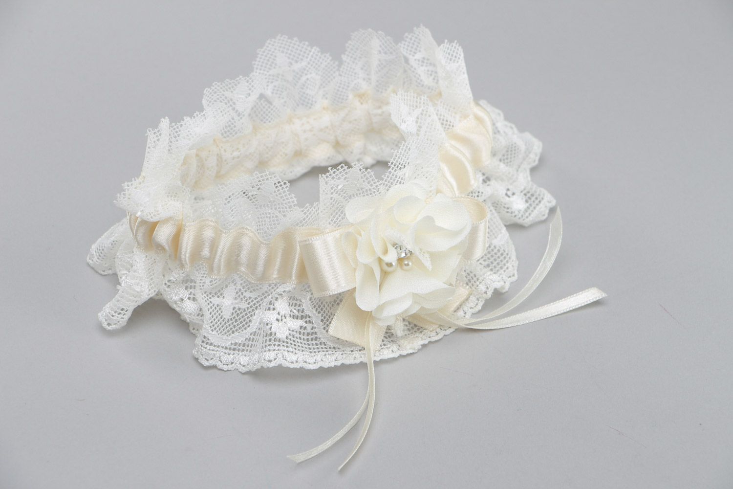 Handgemachtes weißes breites Strumpfband für Hochzeit aus Spitze Atlasbändern und Chiffon foto 4