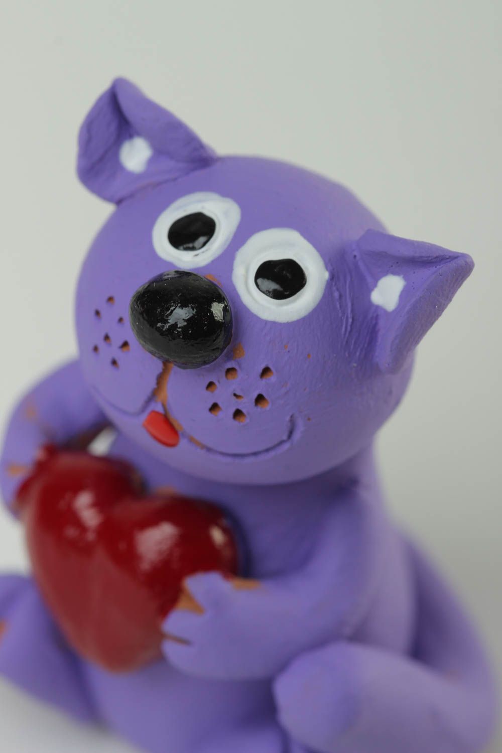 Statuette déco faite main Figurine chat avec coeur violette argile Déco maison photo 3