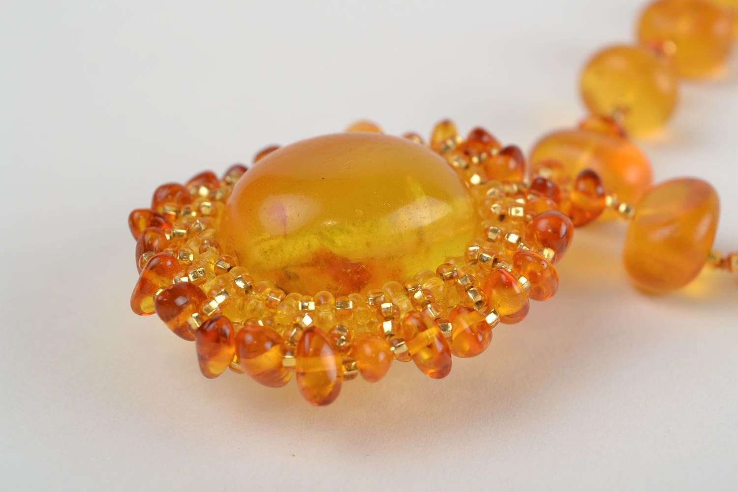 Collier en pierres naturelles et perles de rocaille fait main de couleur ambrée photo 4