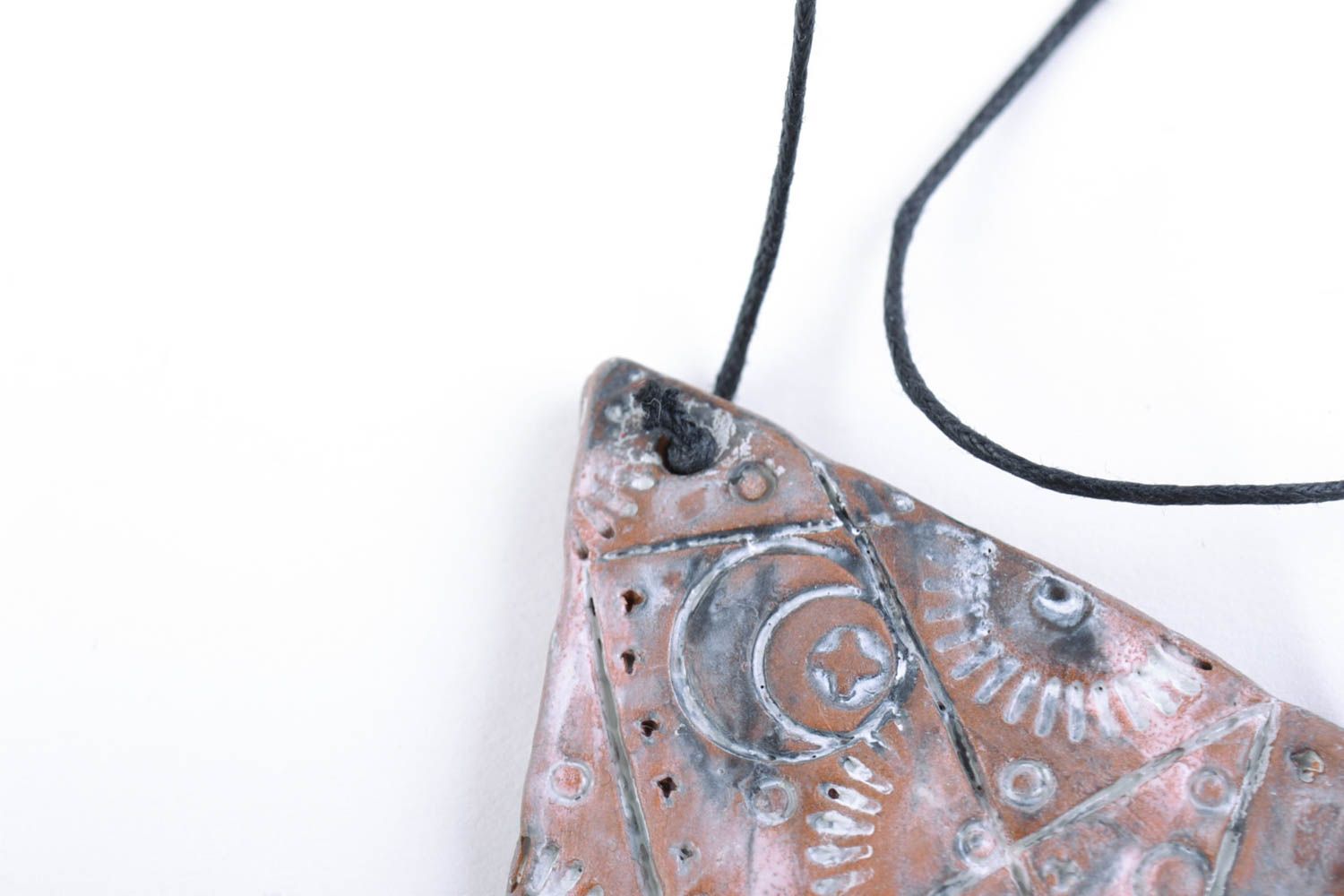 Petit pendentif en céramique brun triangulaire fait main original pour femme photo 3