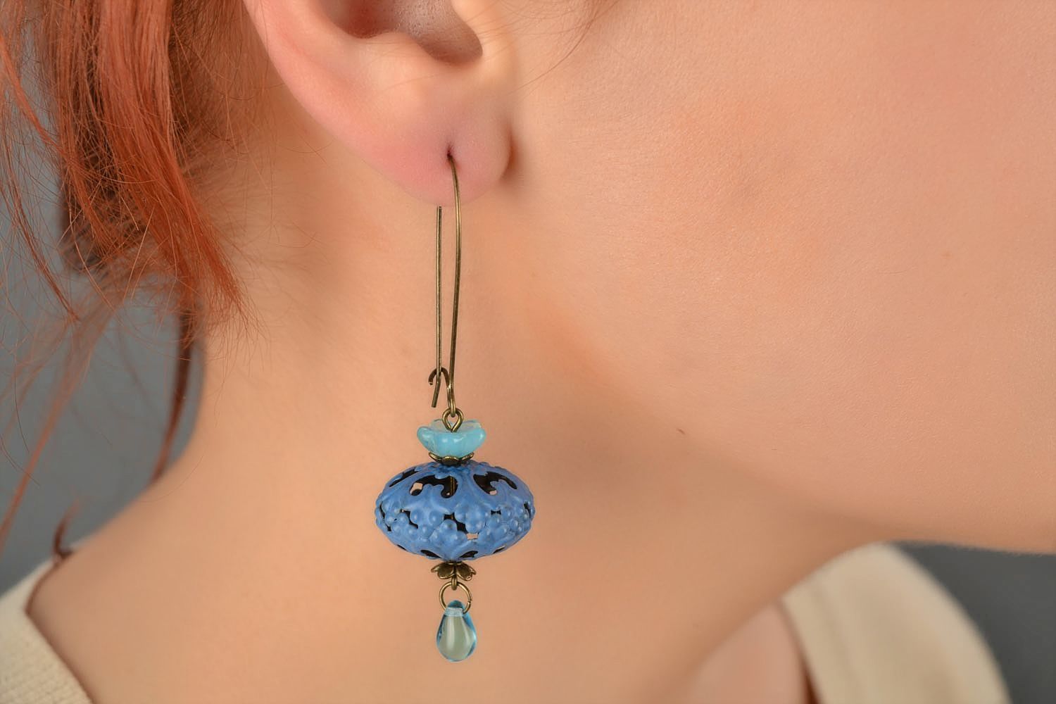Boucles d'oreilles faites main pendantes bleues laiton perles fantaisie photo 1