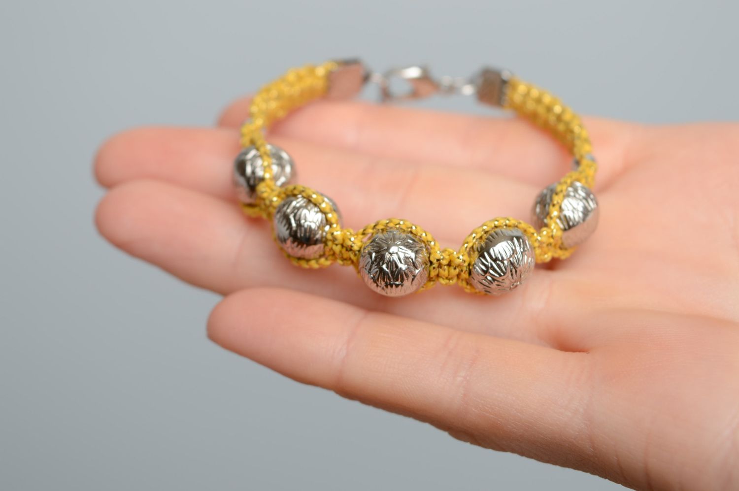 Bracelet en macramé de fil en coton ciré avec perles de bois fleurs fait main photo 3