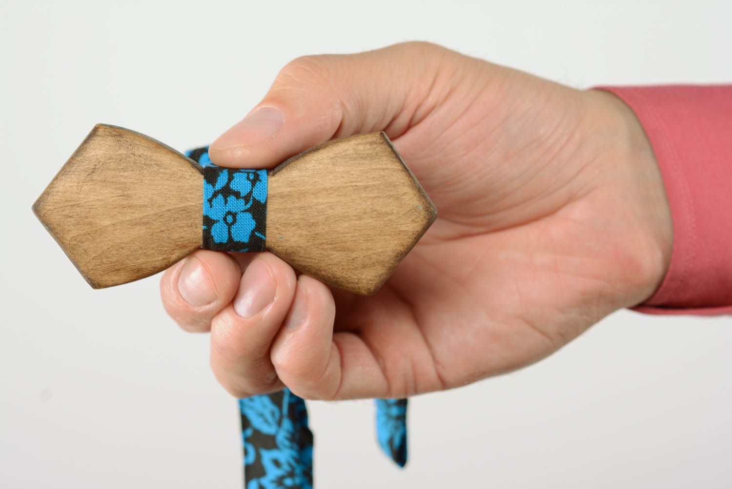 Gravata-borboleta feita à mão de madeira de lariço  foto 5