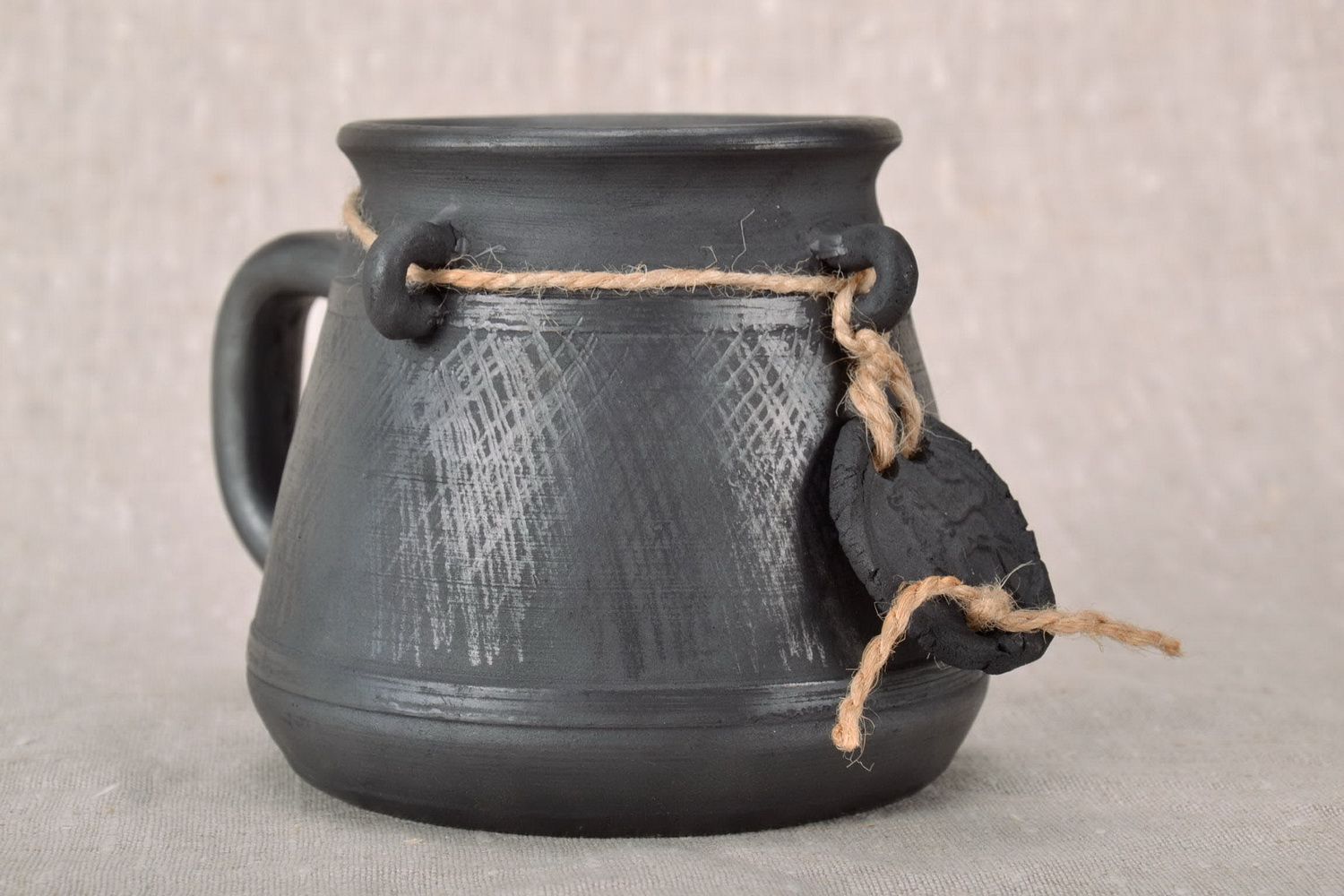 Черная чашка из чернодымленной глины фото 1