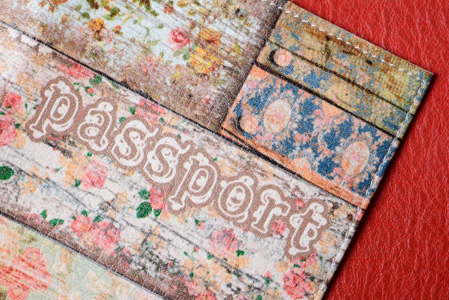 Пестрая обложка на паспорт ручной работы из кожи фото 4
