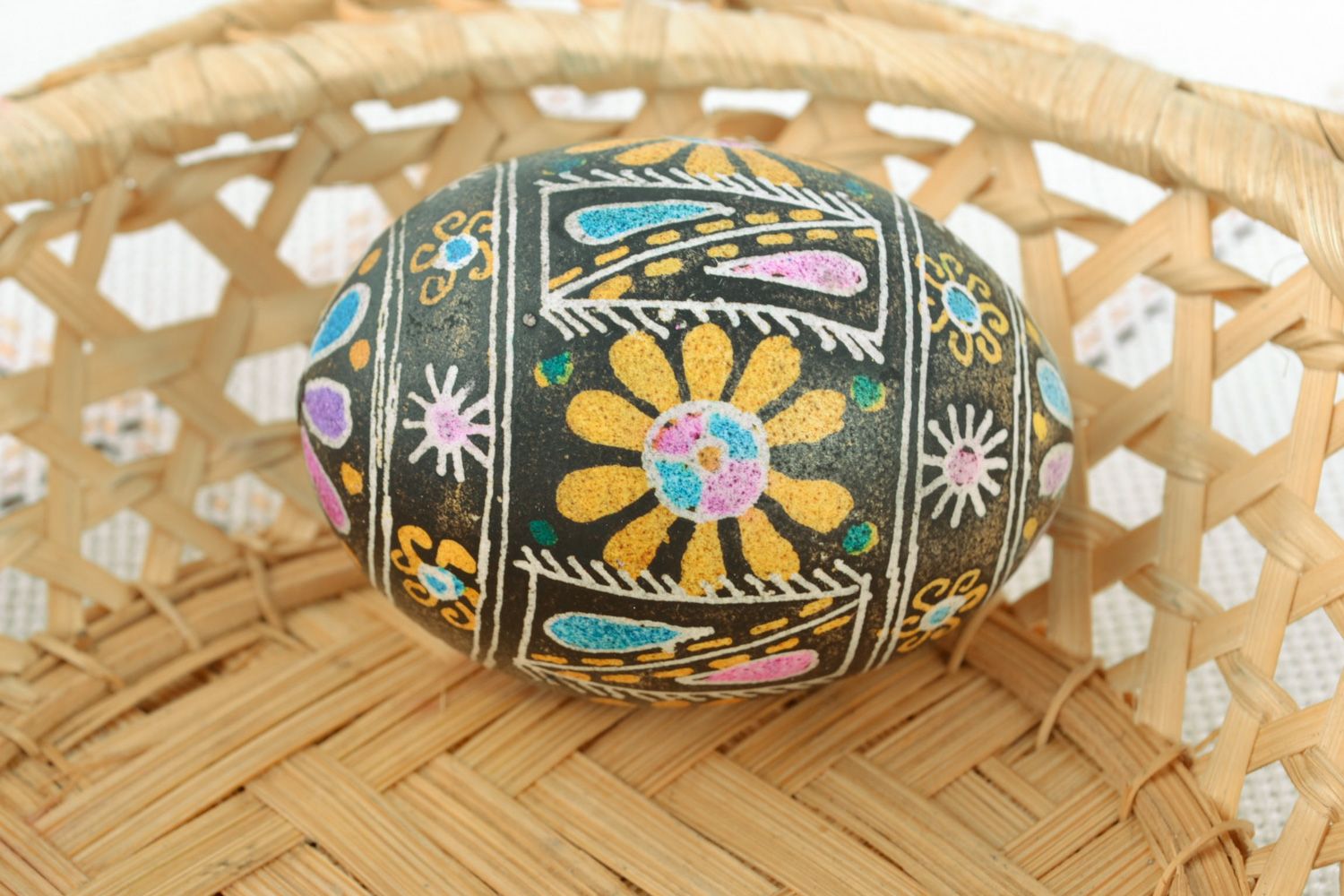 Huevo de Pascua pintado a mano con cera  foto 1