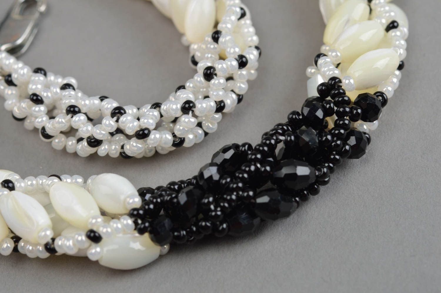 Collier en nacre et perles de rocaille fait main tressé blanc-noir élégant photo 5