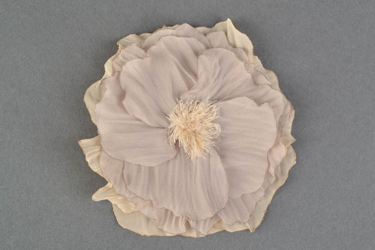 Handgemachte Brosche aus Chiffon in Form von zärtlicher Blume foto 1