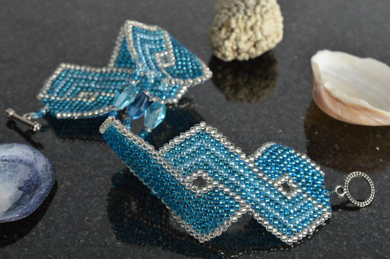 Красивый браслет из бисера авторский плетеный голубой в ромбики ручной работы фото 1