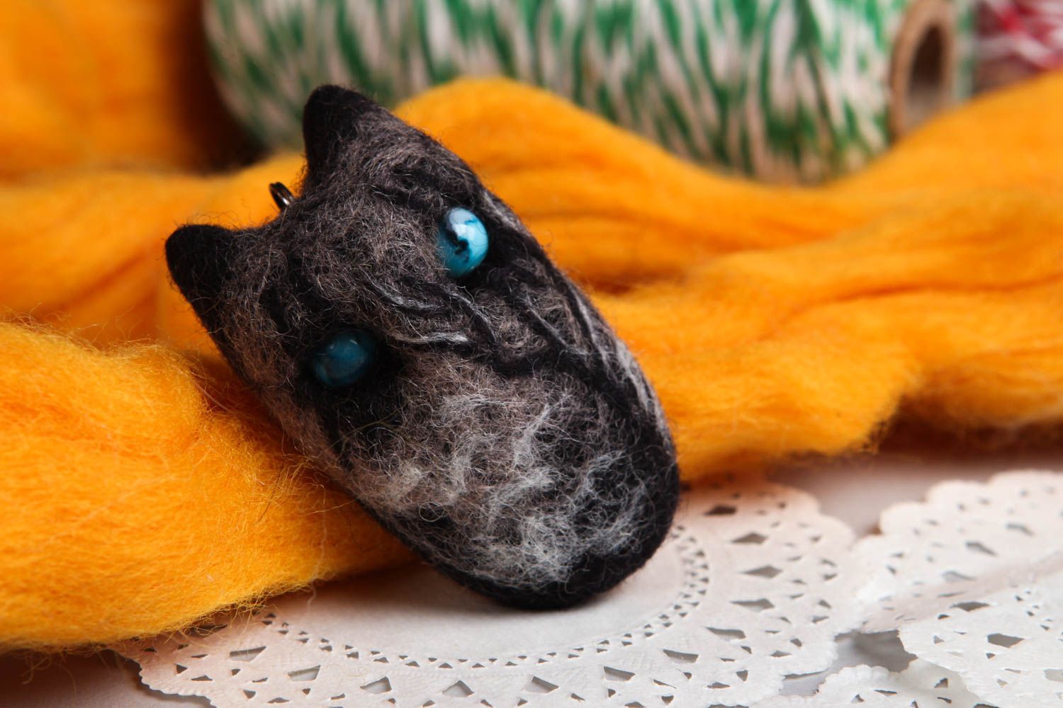 Кулон ручной работы маленький кулон из шерсти необычный забавный кулон кот фото 1