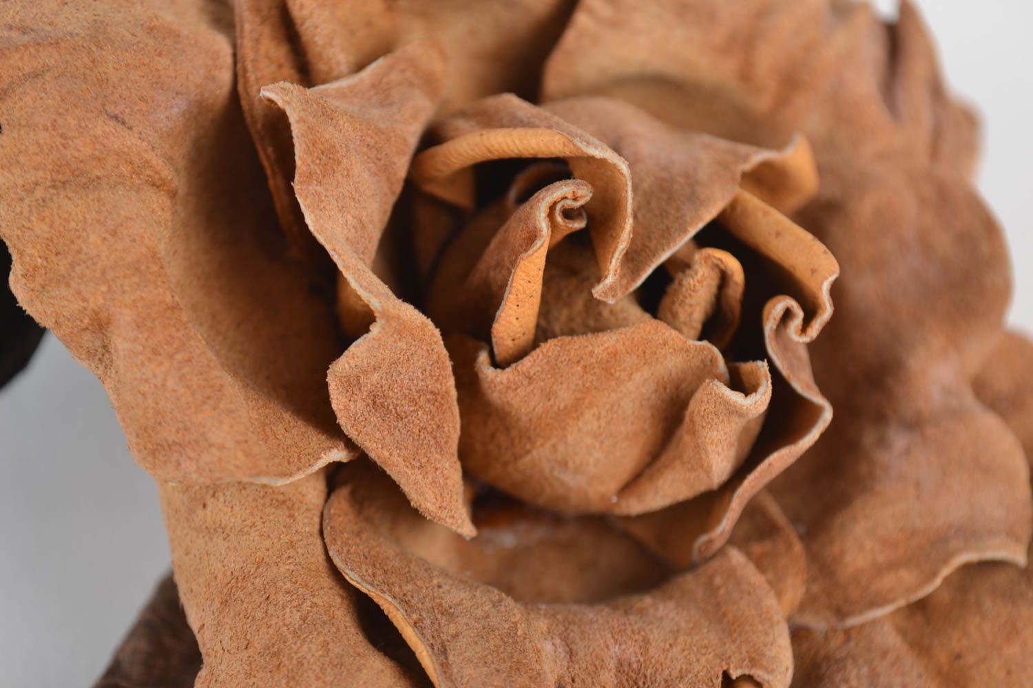 Прекрасная брошь из натуральной кожи с цветком и листьями ручной работы фото 2