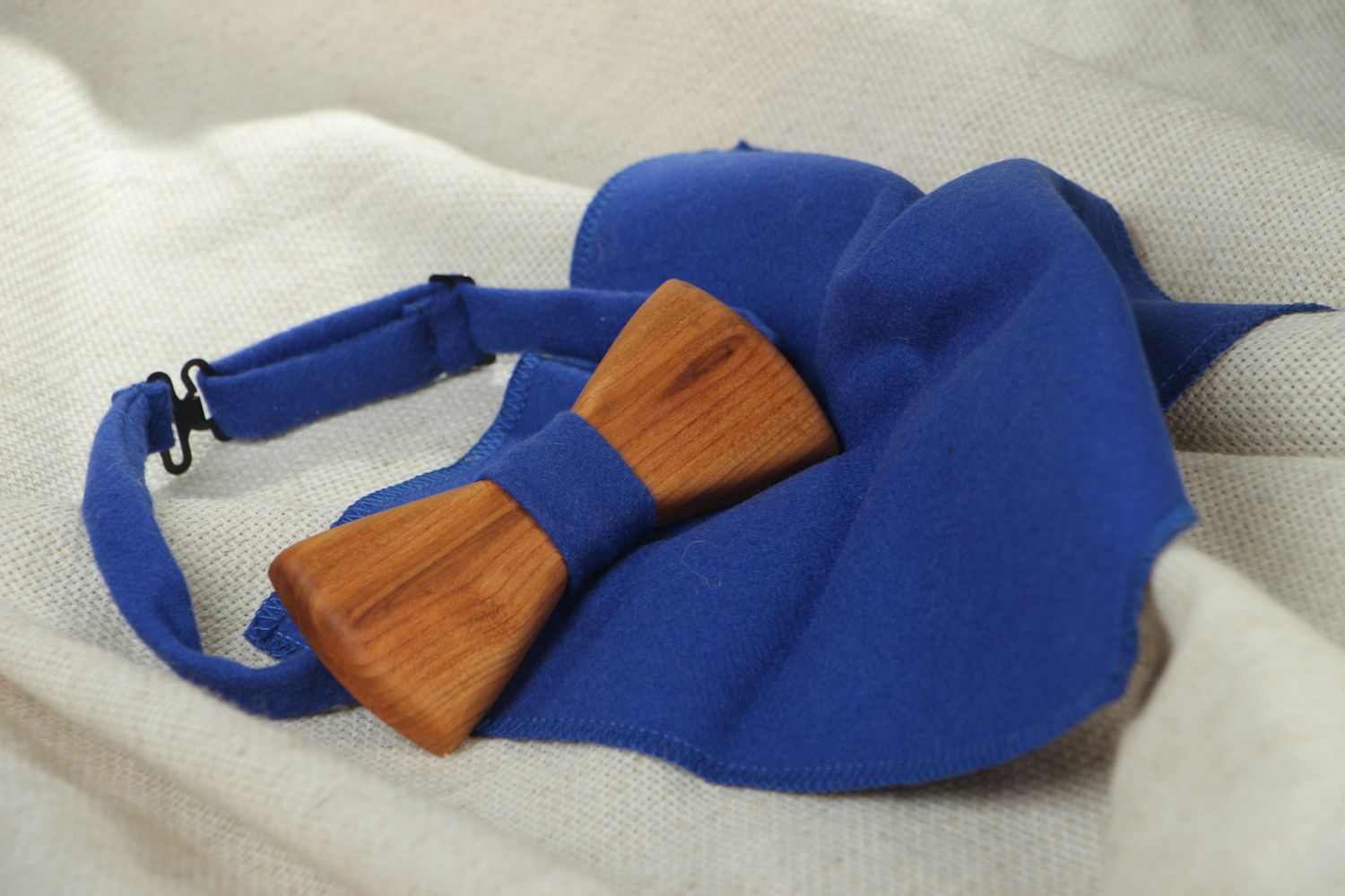 Corbata de lazo y pañuelo de bolsillo azules foto 5