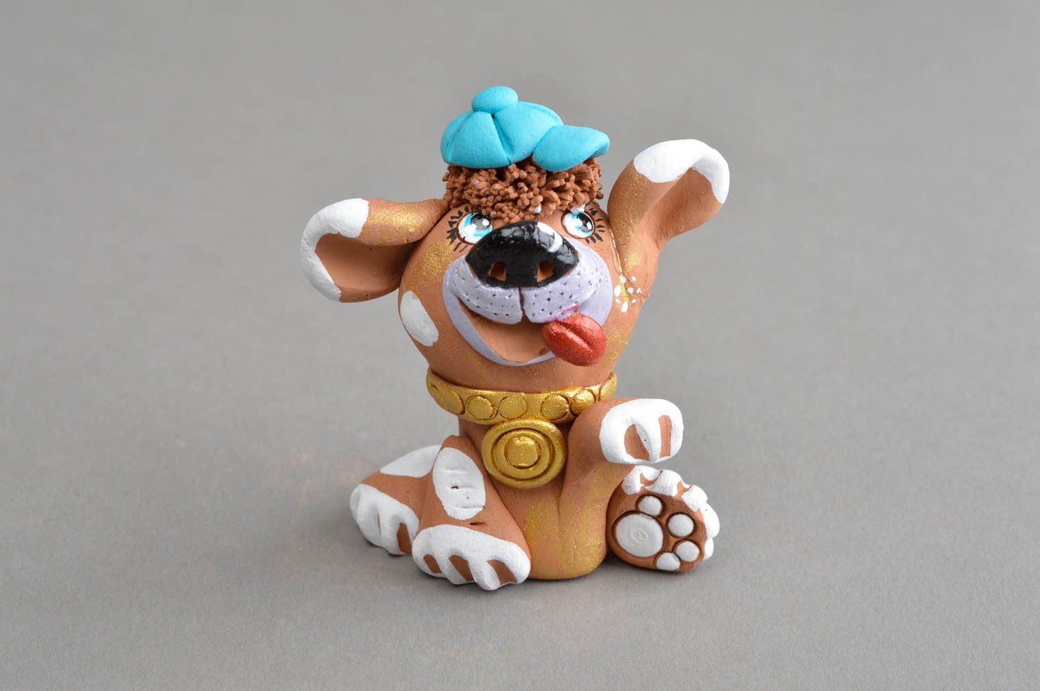 Kleine lustige bemalte Statuette aus Ton Hund mit Medaille Souvenir für Kinder foto 2