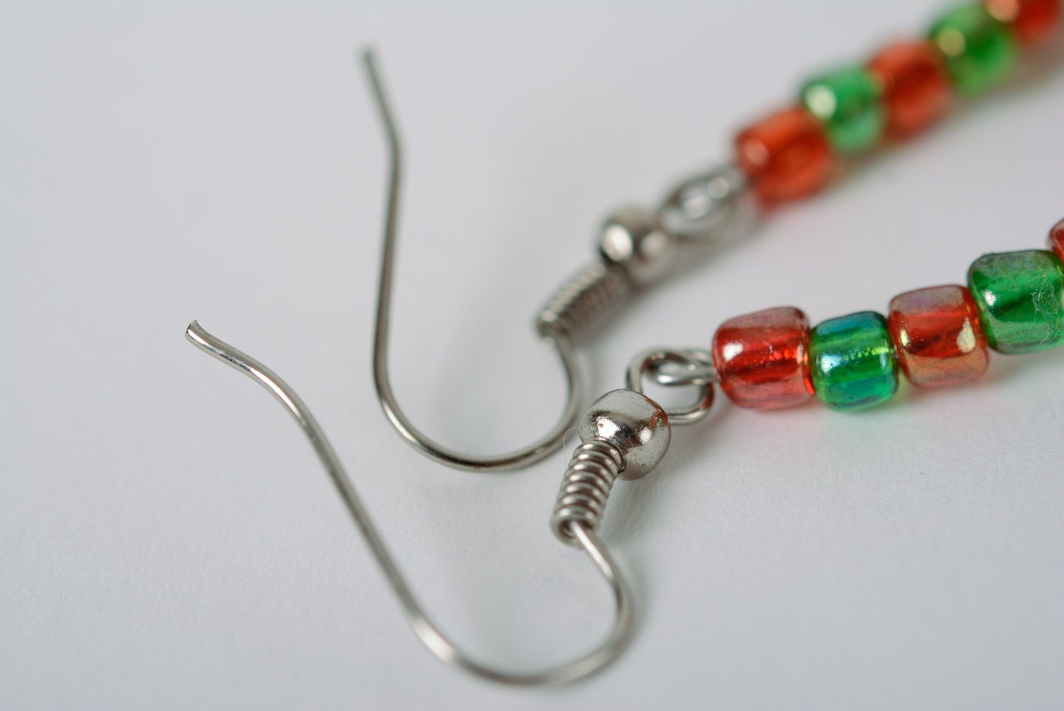 Rote und grüne runde und weibliche handgemachte Ohrringe aus Stoff mit Glasperlen foto 4