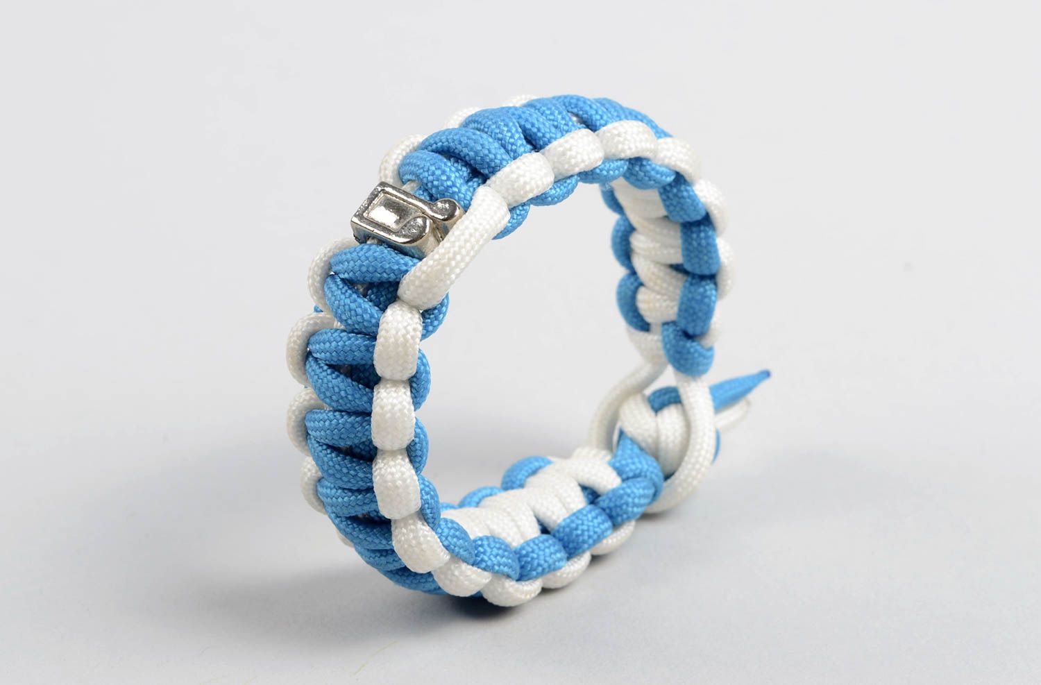 Bracelet paracorde Bijou fait bleu ciel blanc Accessoire femme homme design photo 4