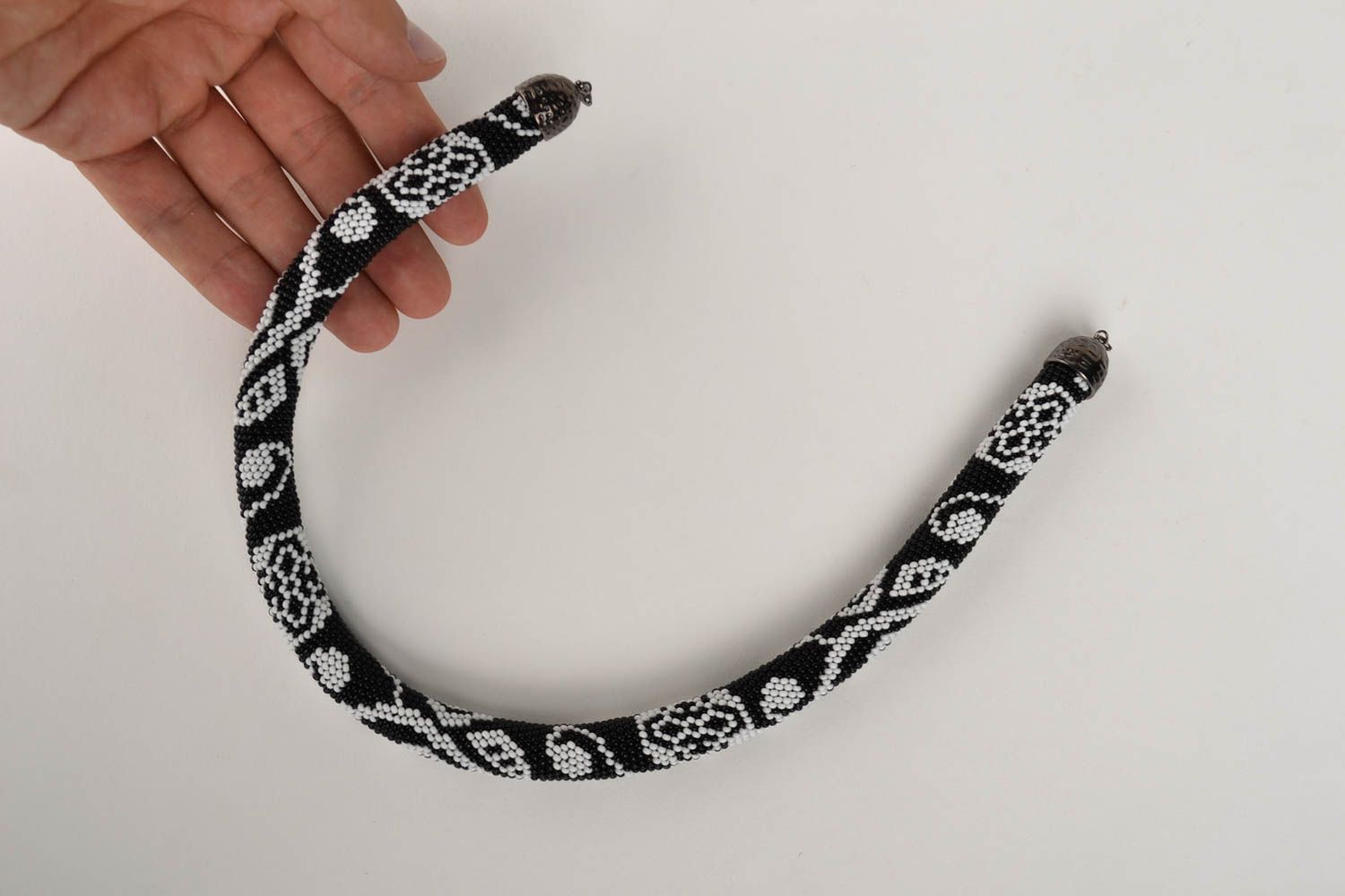 Collier spirale Bijou fait main noir et blanc Cadeau femme perles de rocaille photo 5